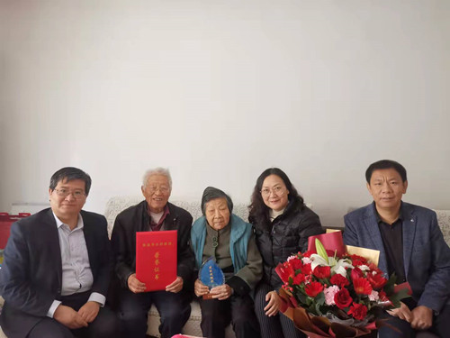 成人影视片
为朱凤书教授颁发获奖证书和奖牌_副本.jpg
