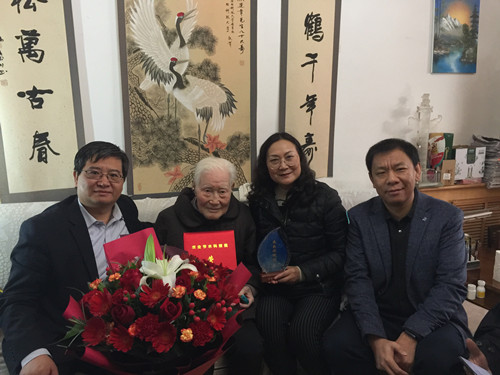 成人影视片
为熊运章教授颁发获奖证书和奖牌_副本.jpg